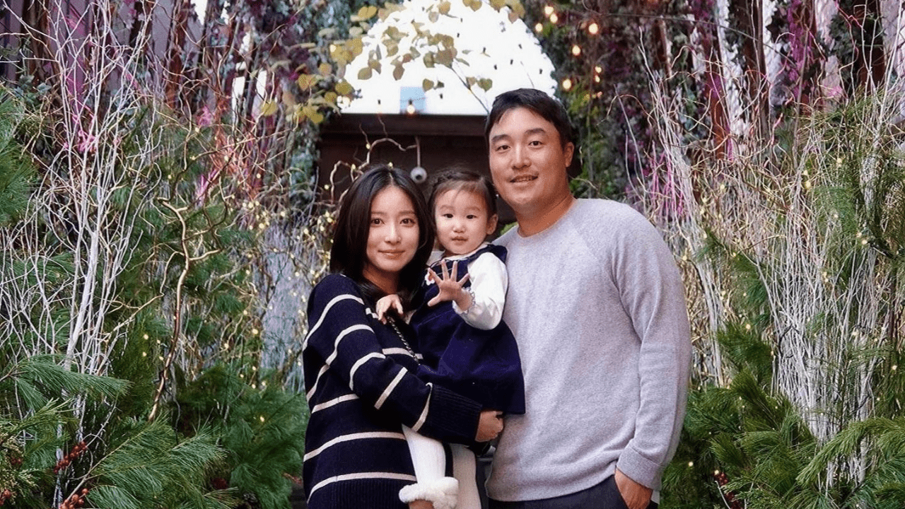 Lee kyoung-hoon with his wife Joo Yeon Yu