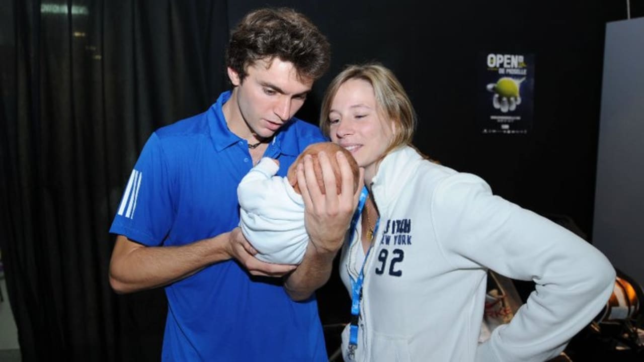 Gilles Simon is married to Carine Lauret