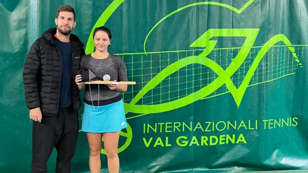 Viktória is married to her coach, Tomáš Hrunčák.