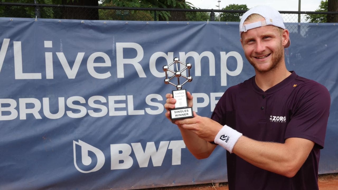 Max Houkes Biography