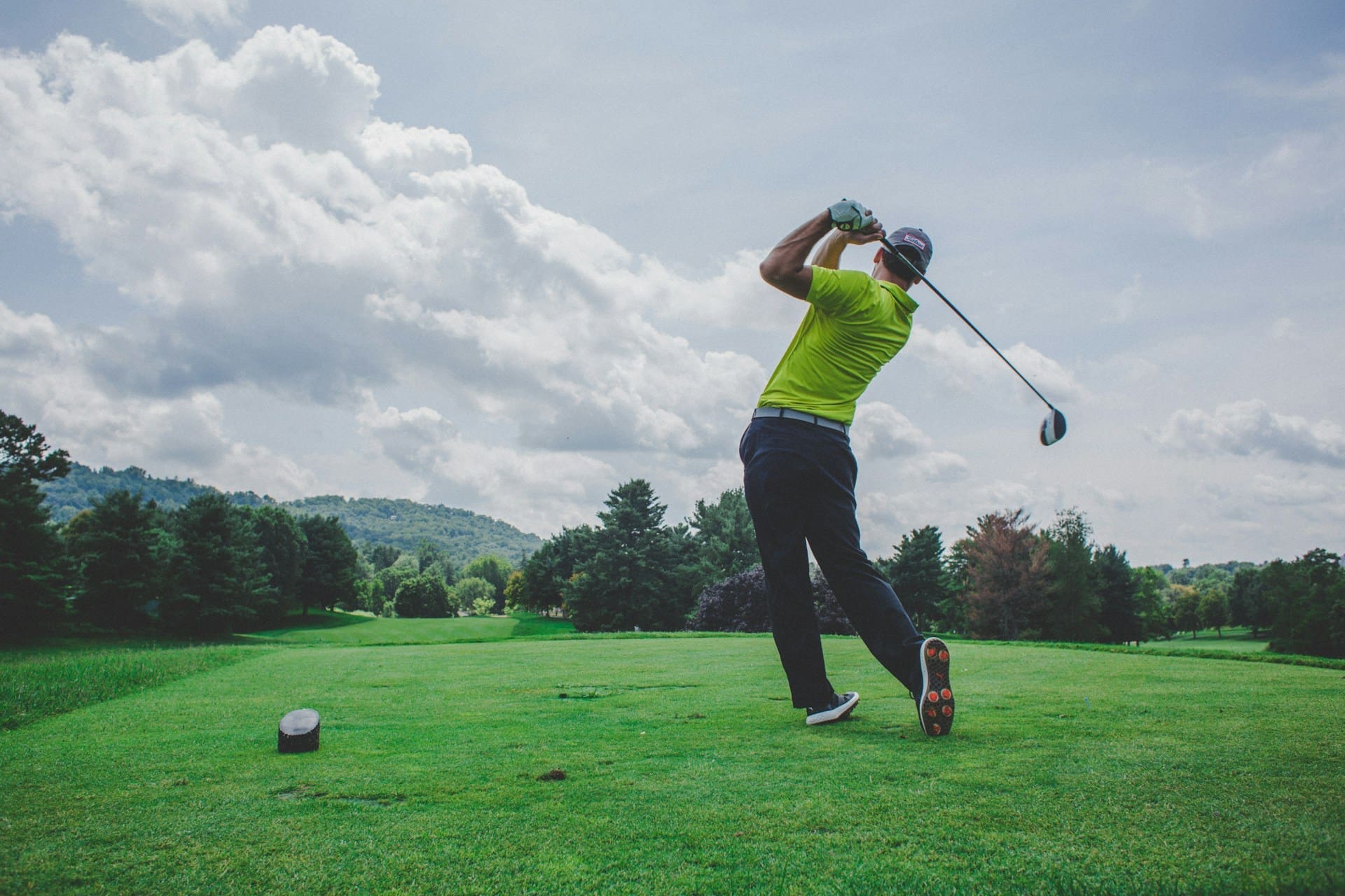 photo of man swinging golf driver photo of man swinging golf driver